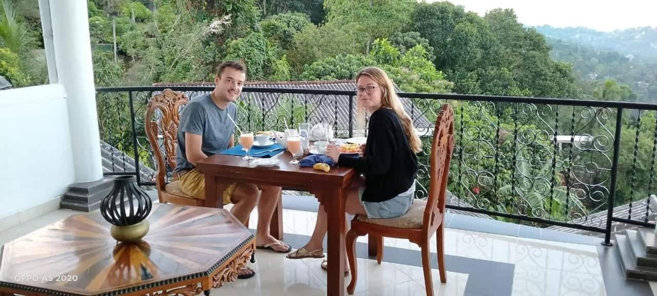 Ceylon Breeze Hotel *