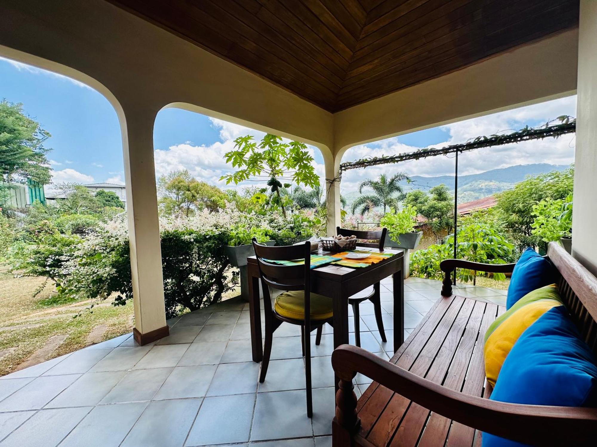 Homestay The Views - 360 Mountain View