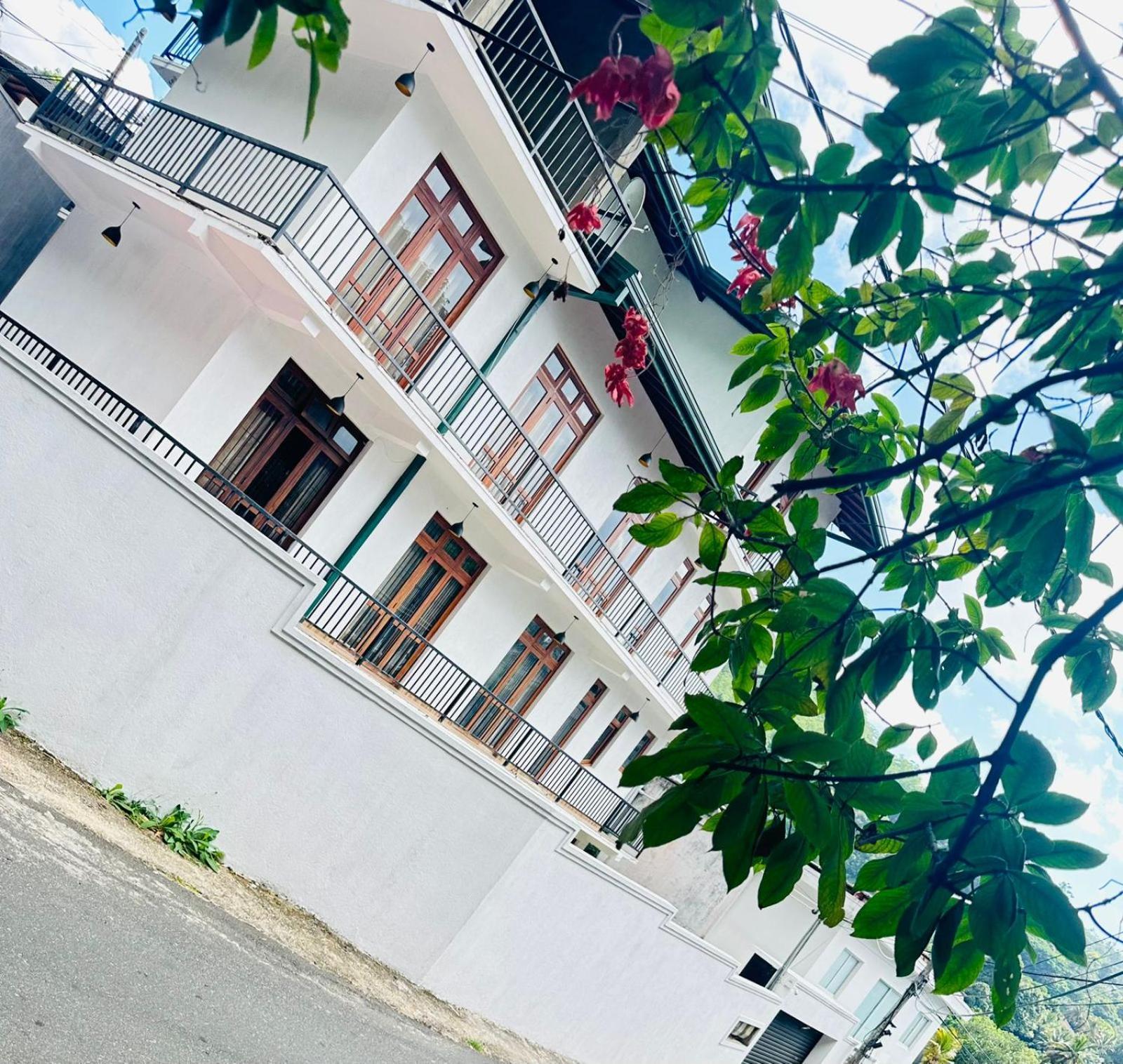 Lakeside Escape Kandy