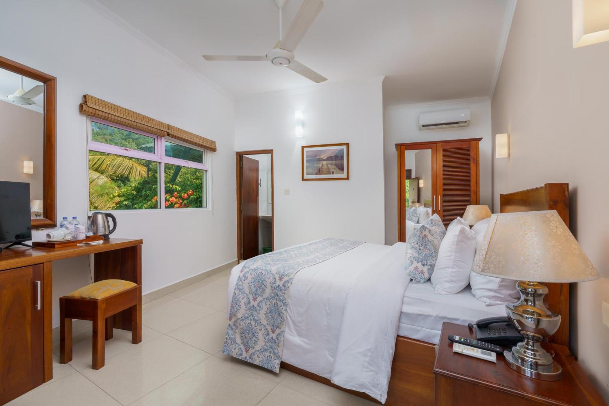 Hotel Travellers Nest 4*