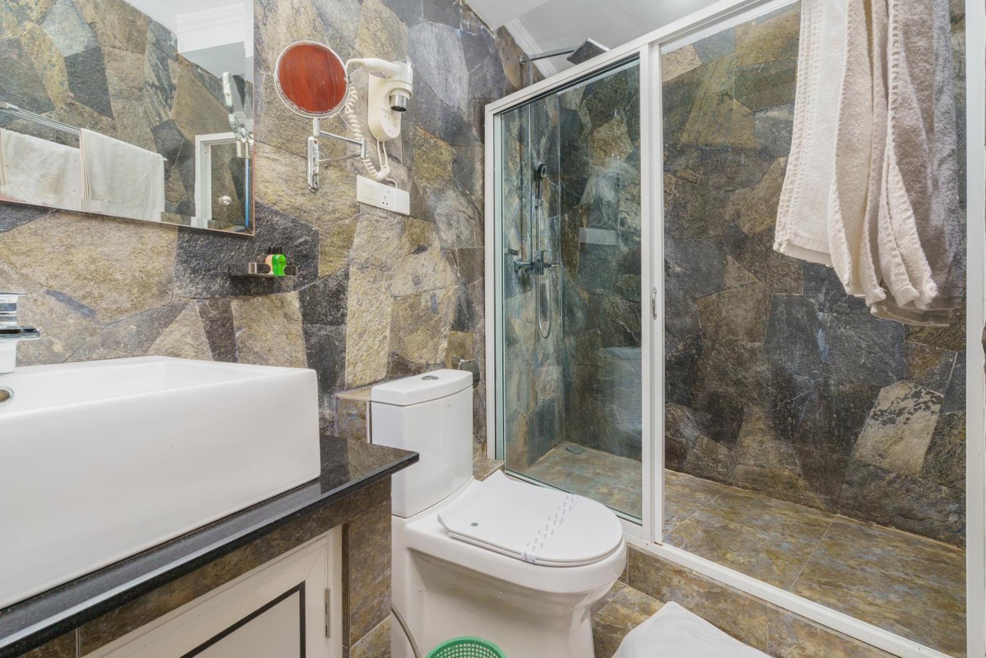 Travellers Nest Hotel 4*