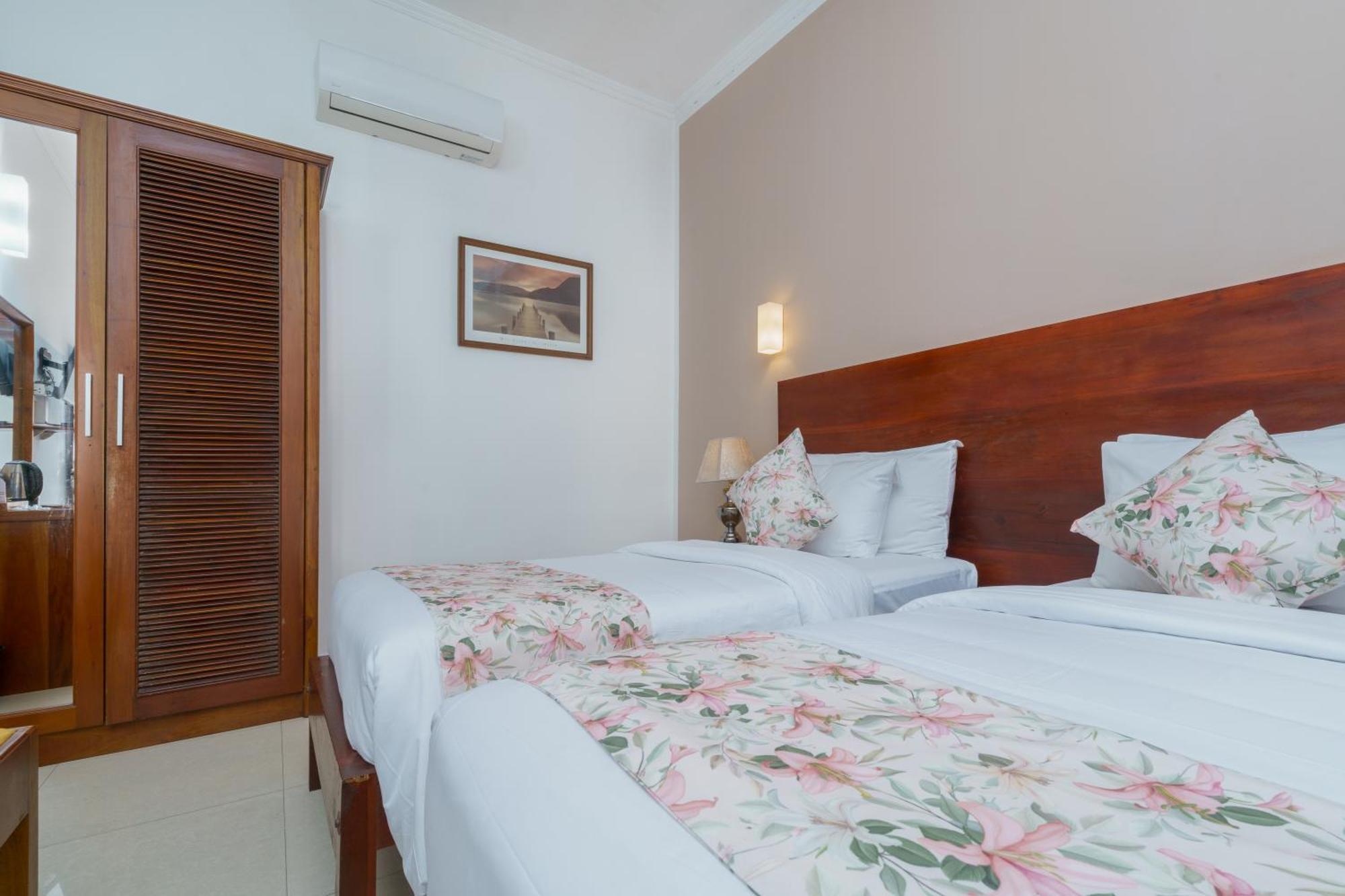 Hotel Travellers Nest 4*