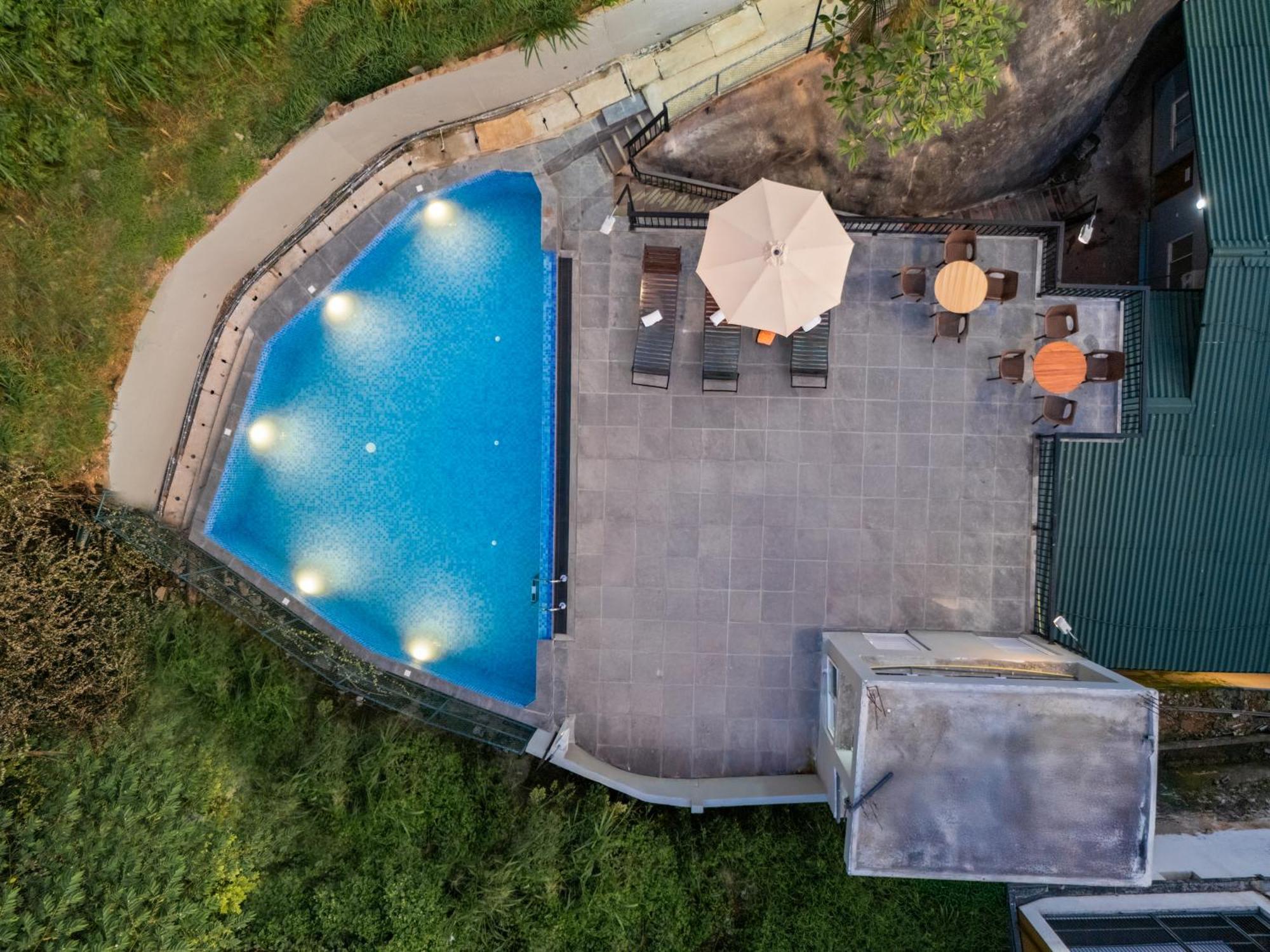 Hotel Travellers Nest 4*