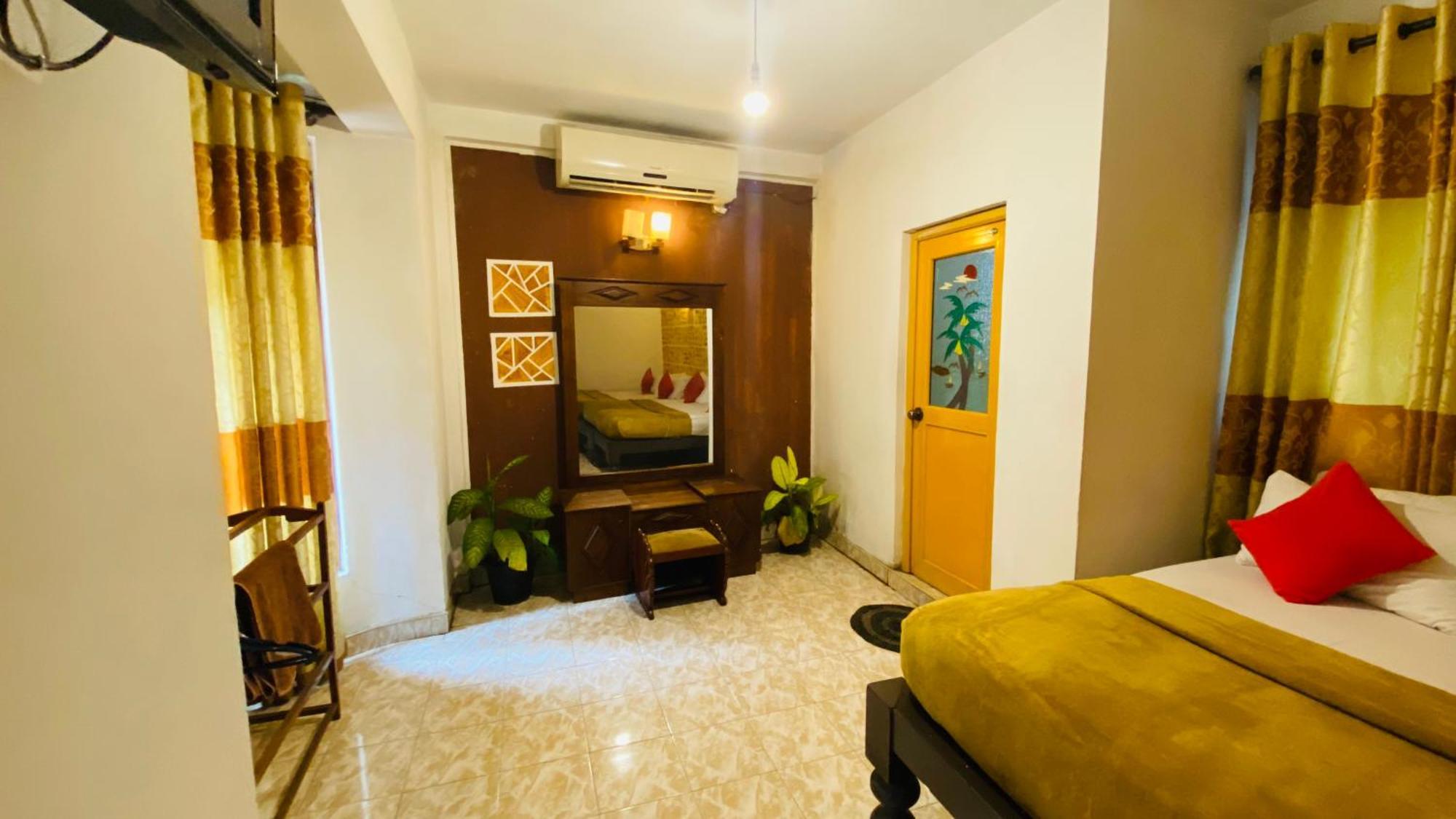 Oak Wood Hotel *