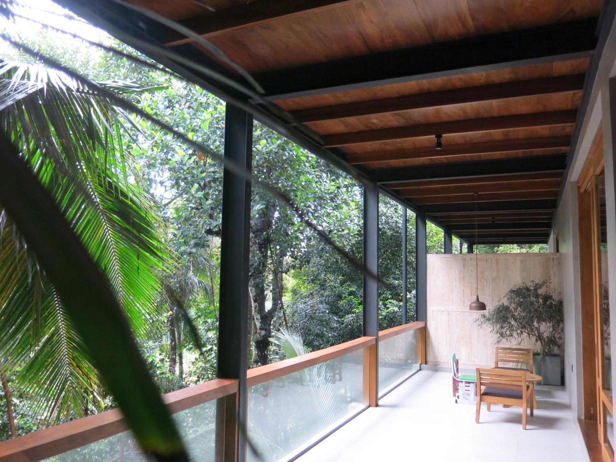 Paradise Itzu Hotel *