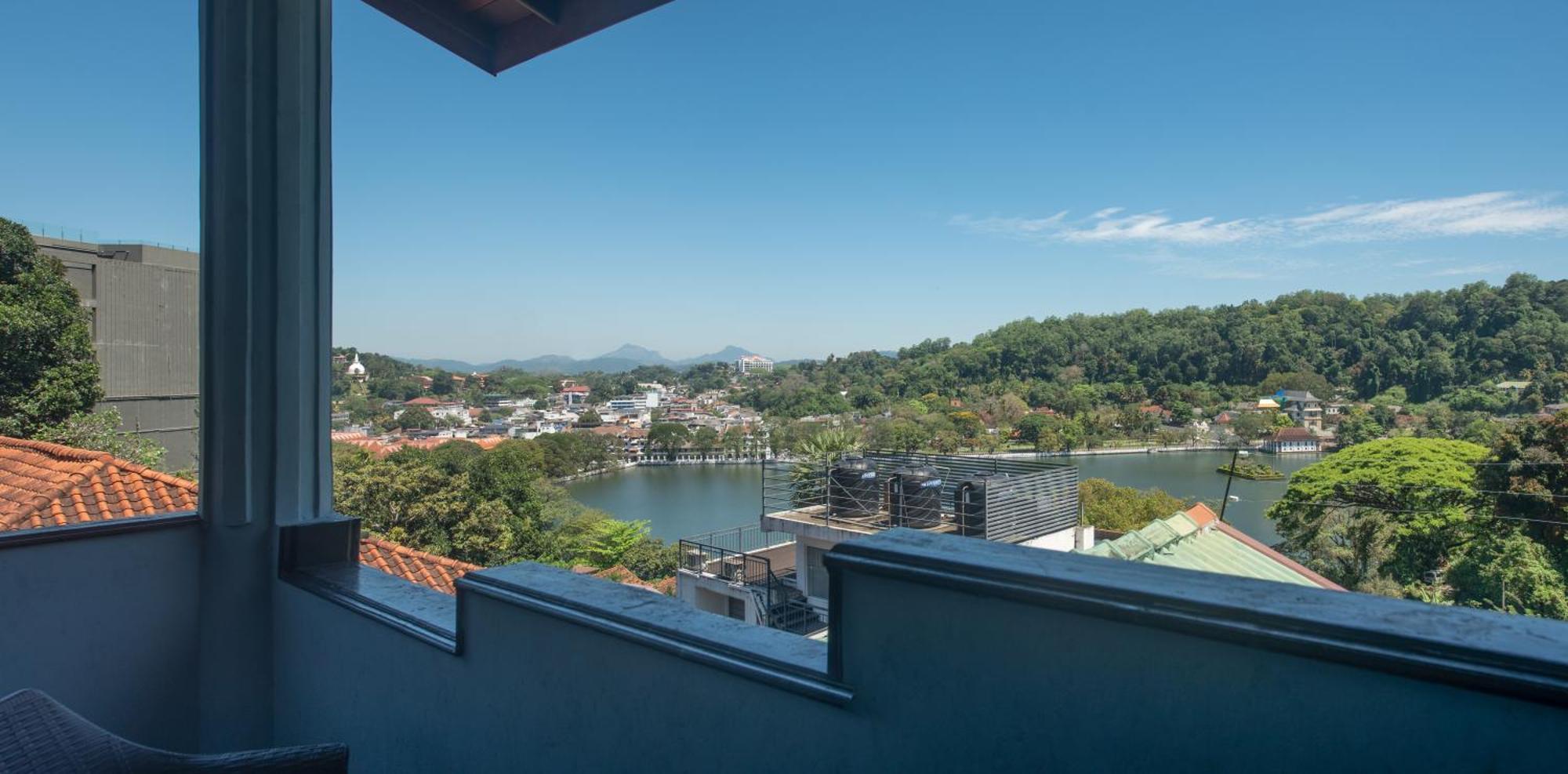 Hotel Ceyloni Residency