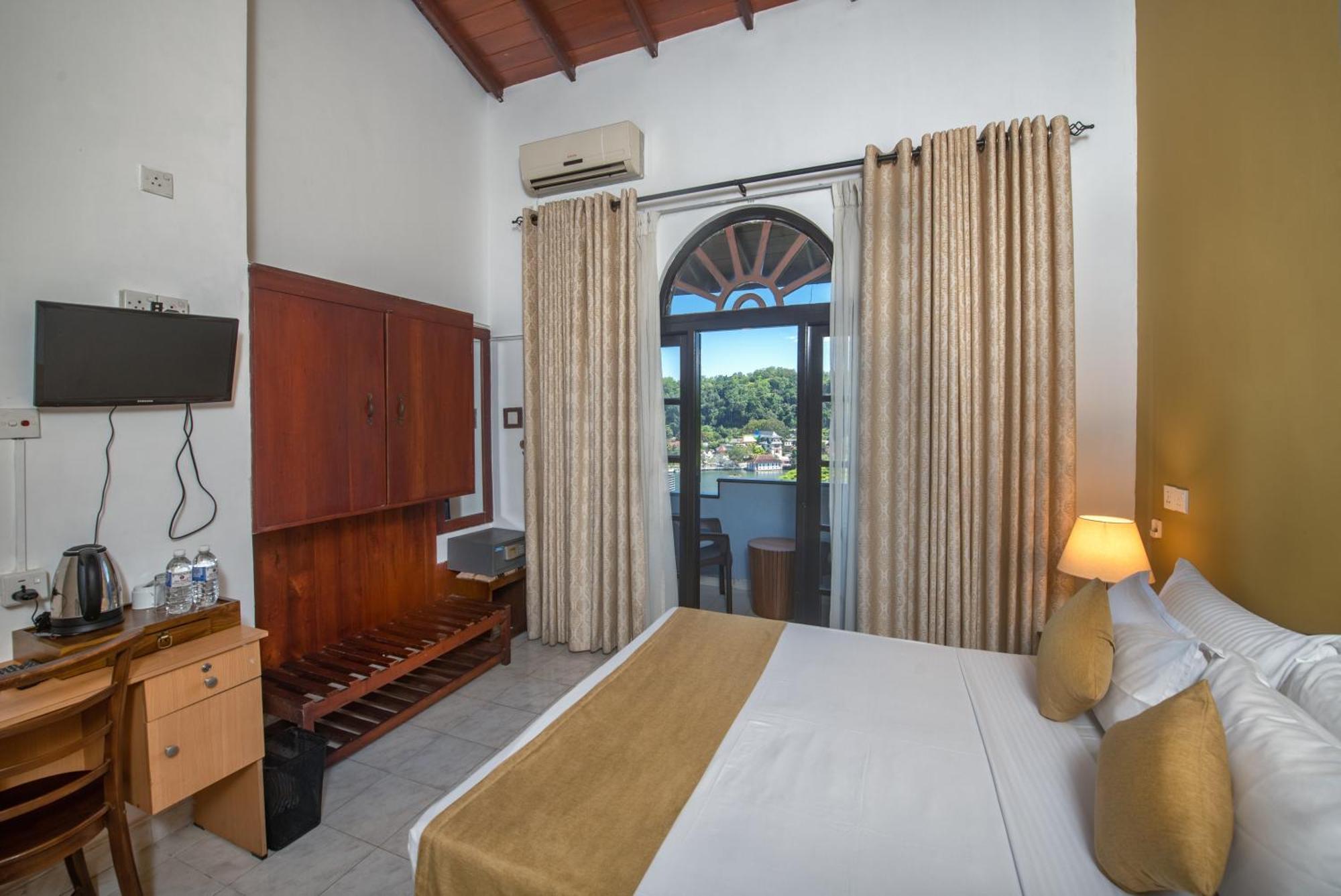 Hotel Ceyloni Residency