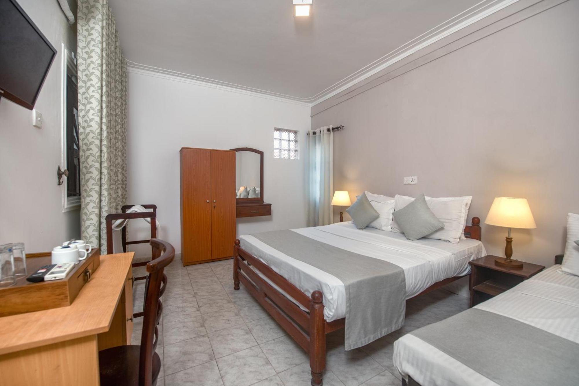 Hotel Ceyloni Residency