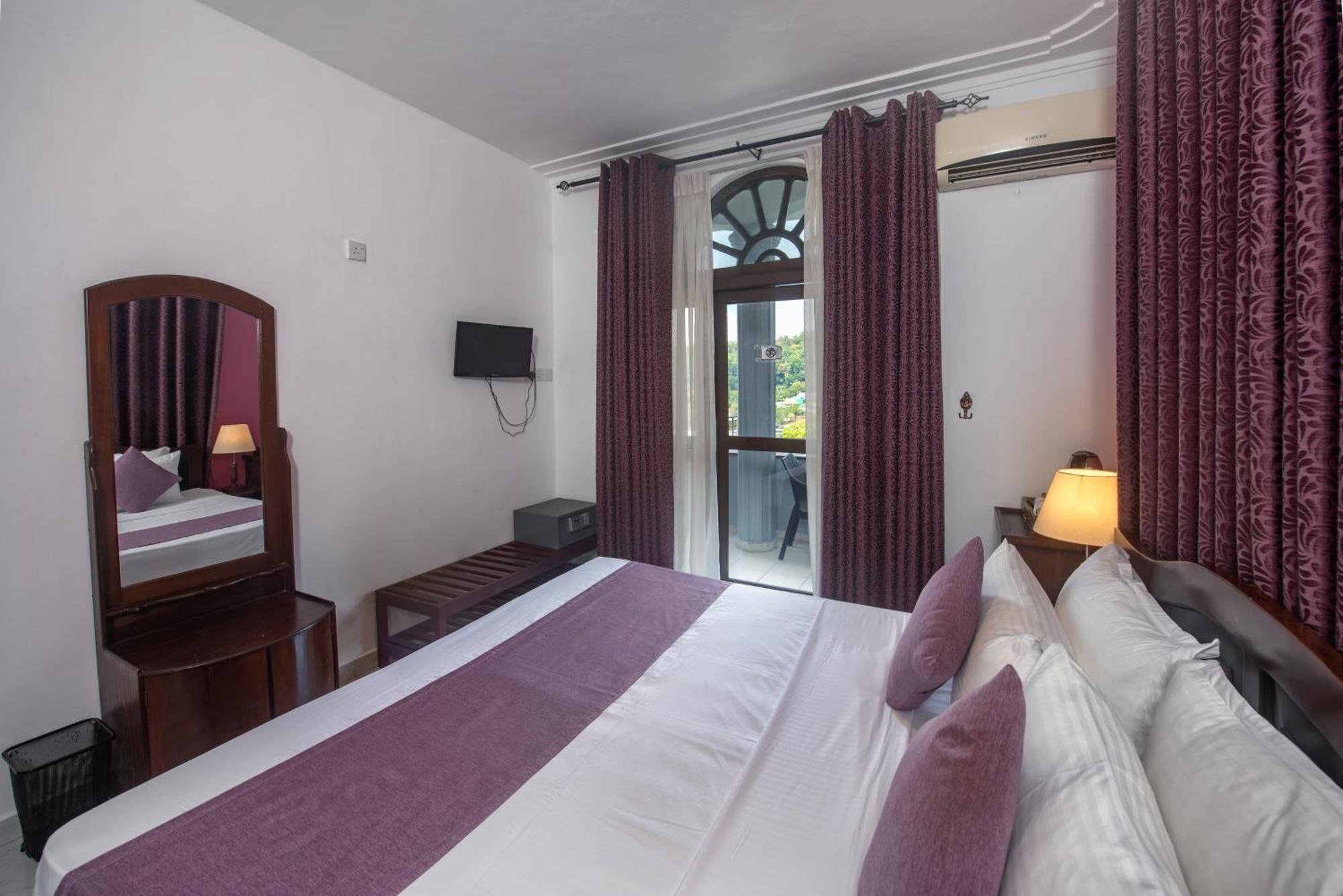 Hotel Ceyloni Residency