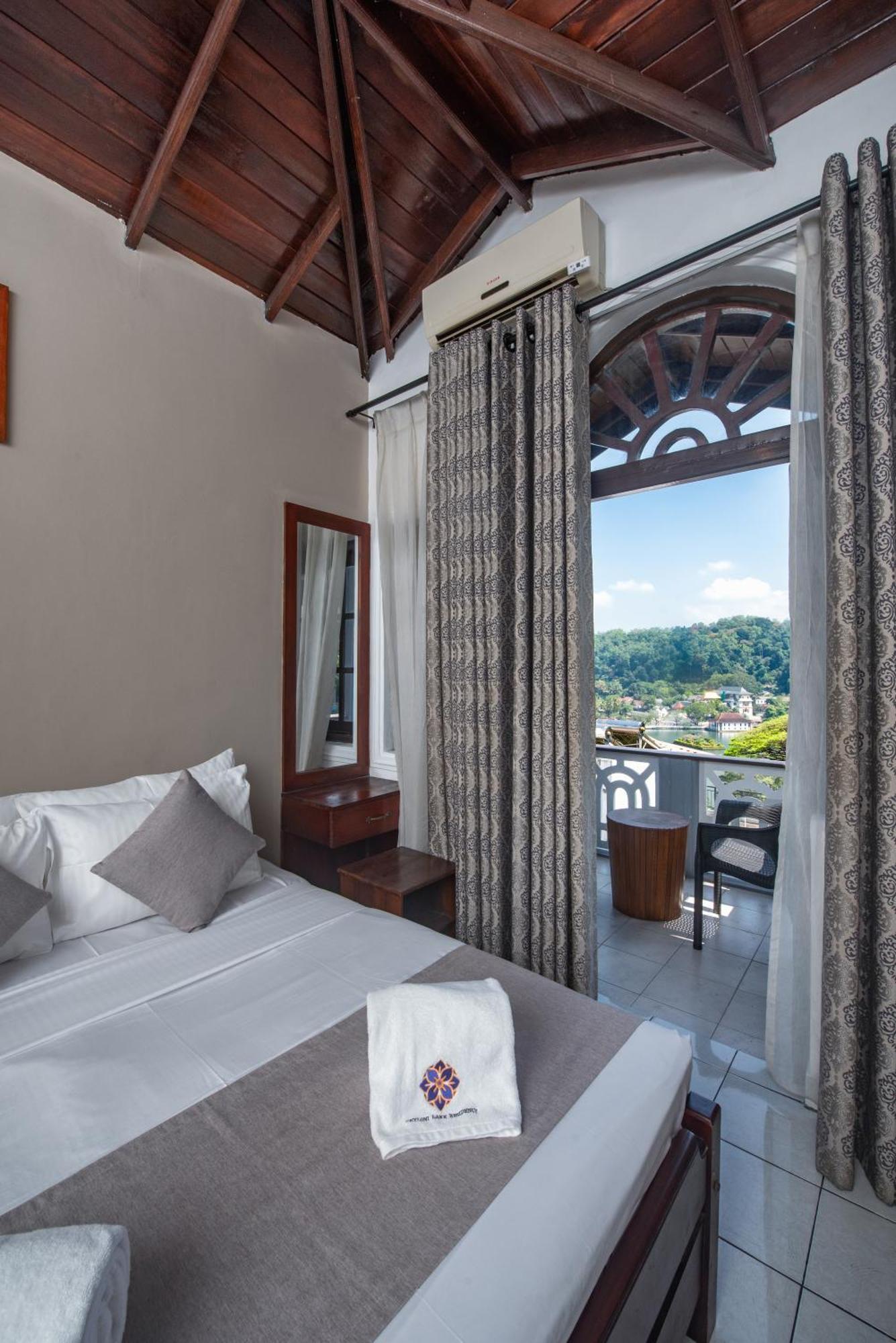 Hotel Ceyloni Residency