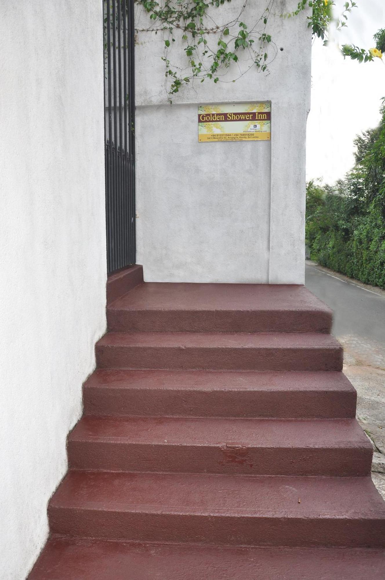 Golden Shower Hotel Kandy