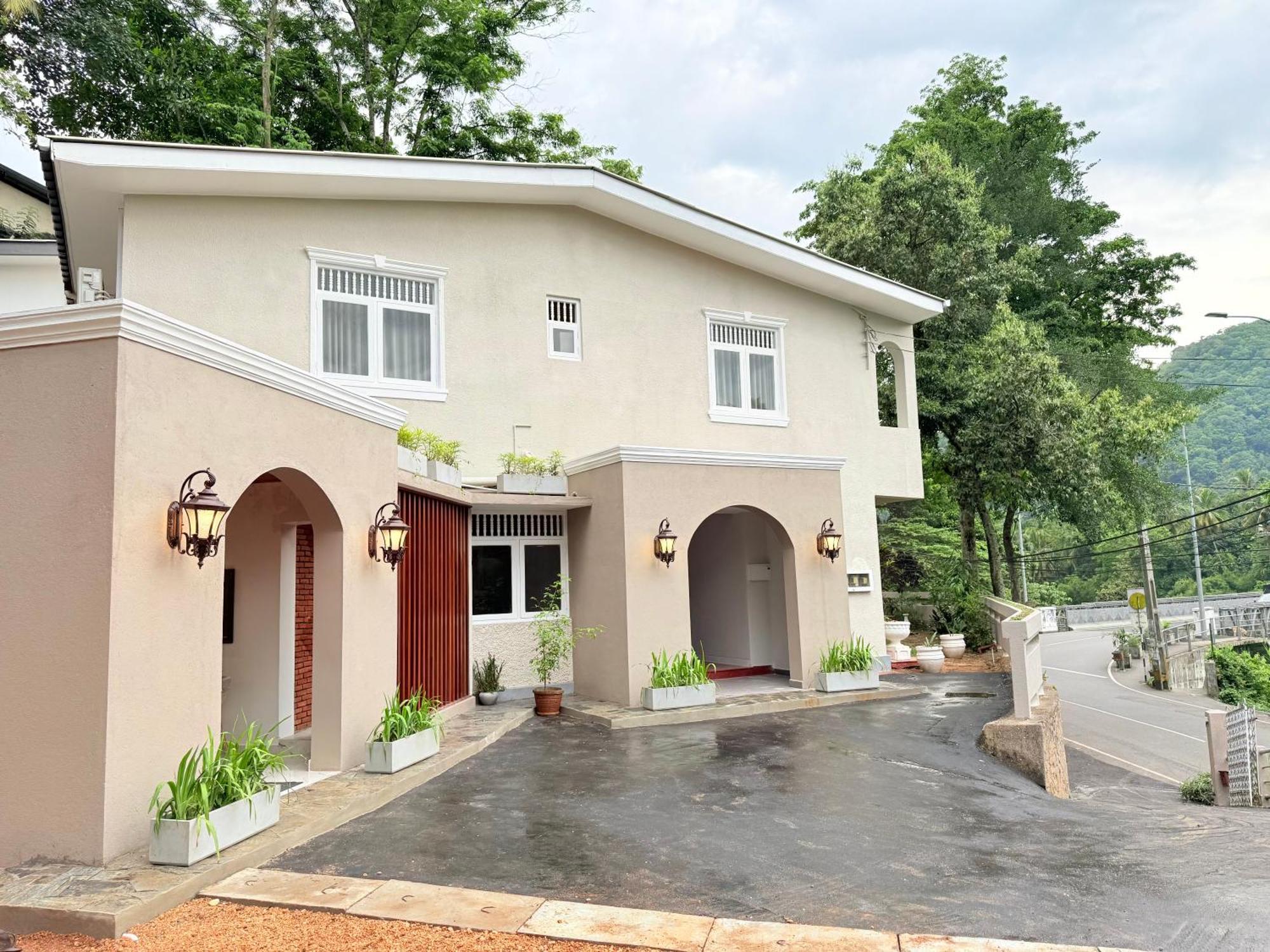Avalong By Malwatta Hotel *