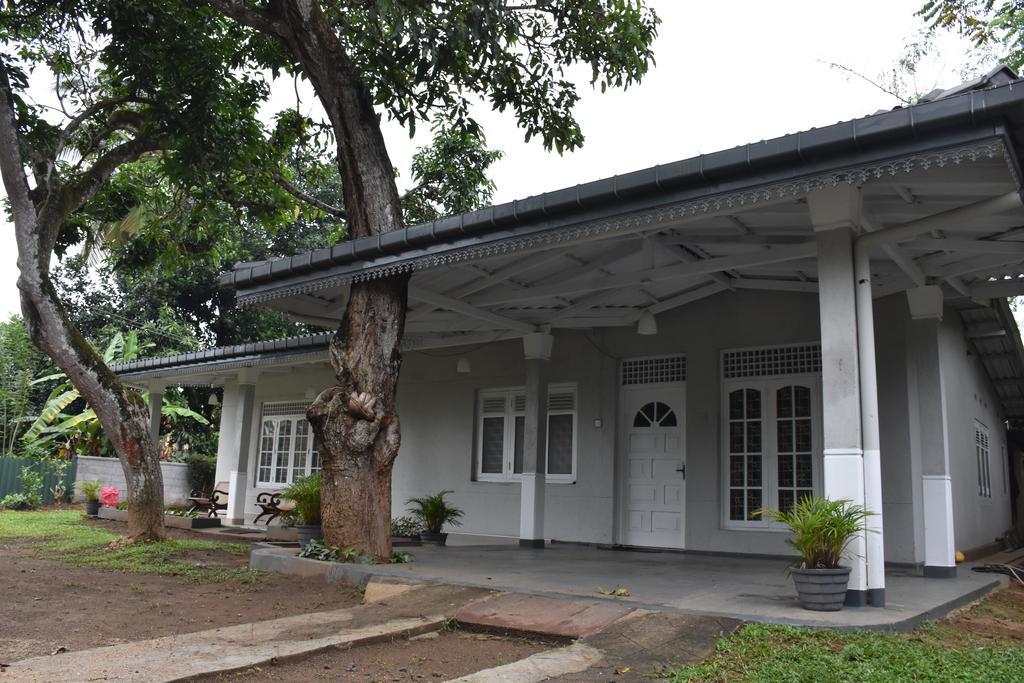 Gunda's * Kandy