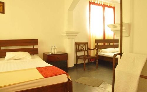 Oyo 386 White Tourist Guest Hotel