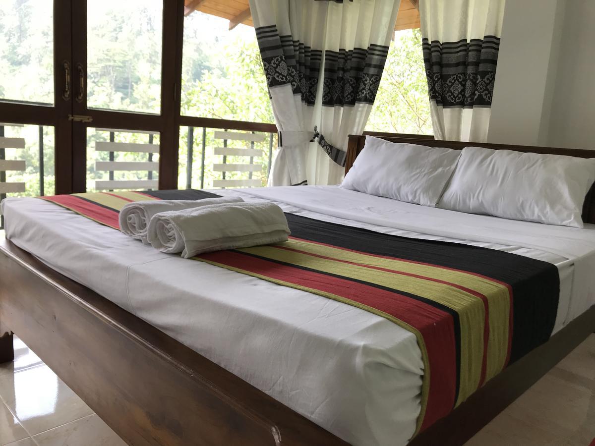 Tikiri Latha Hanthana Kandy
