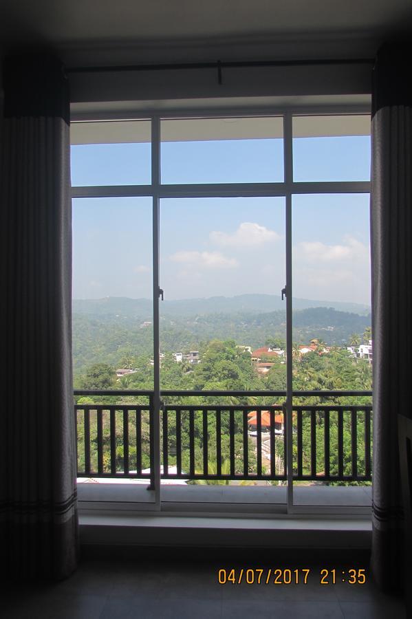 Red Chillies Tourist * Kandy
