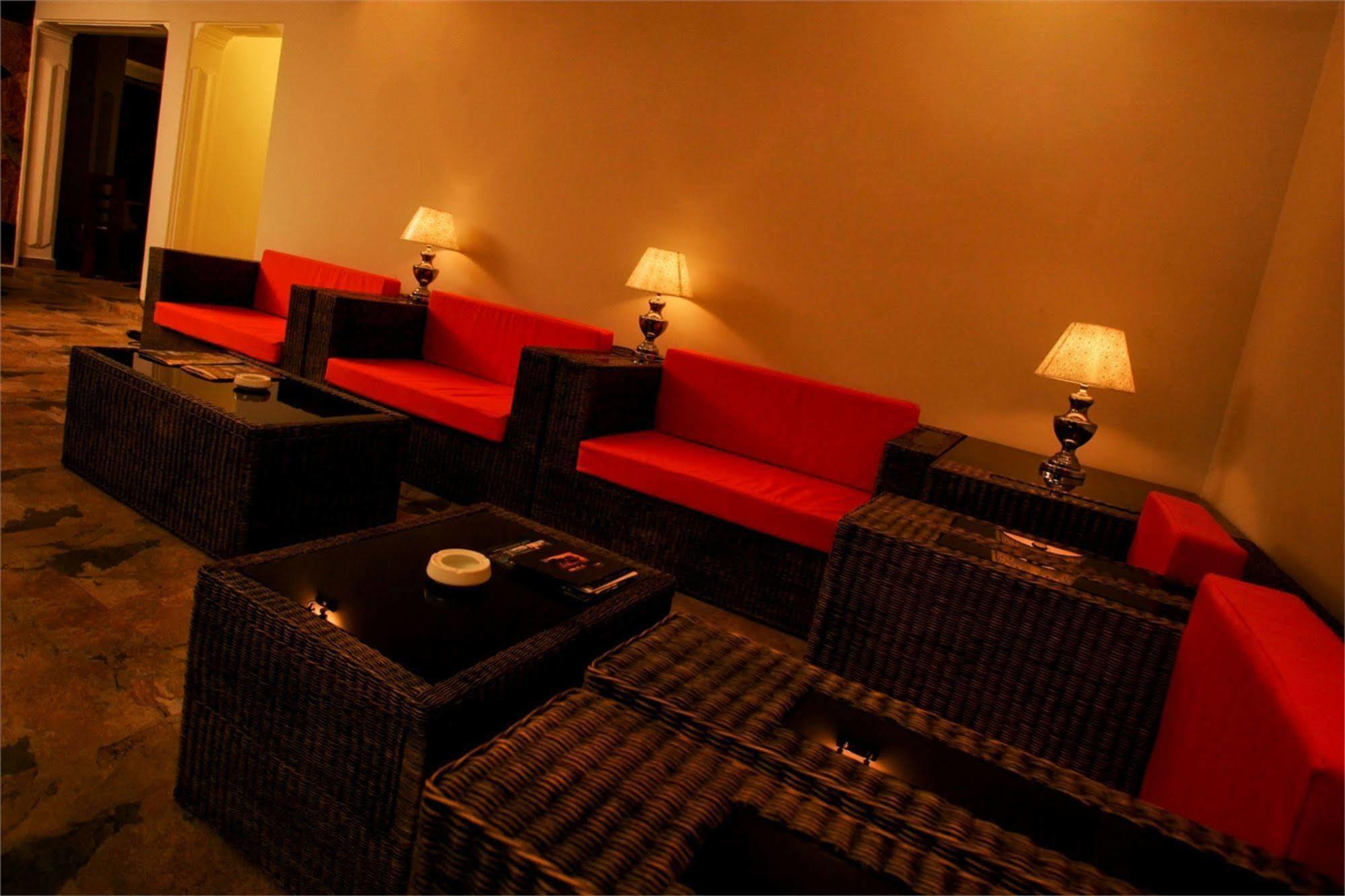 Hotel Travellers Nest 4*