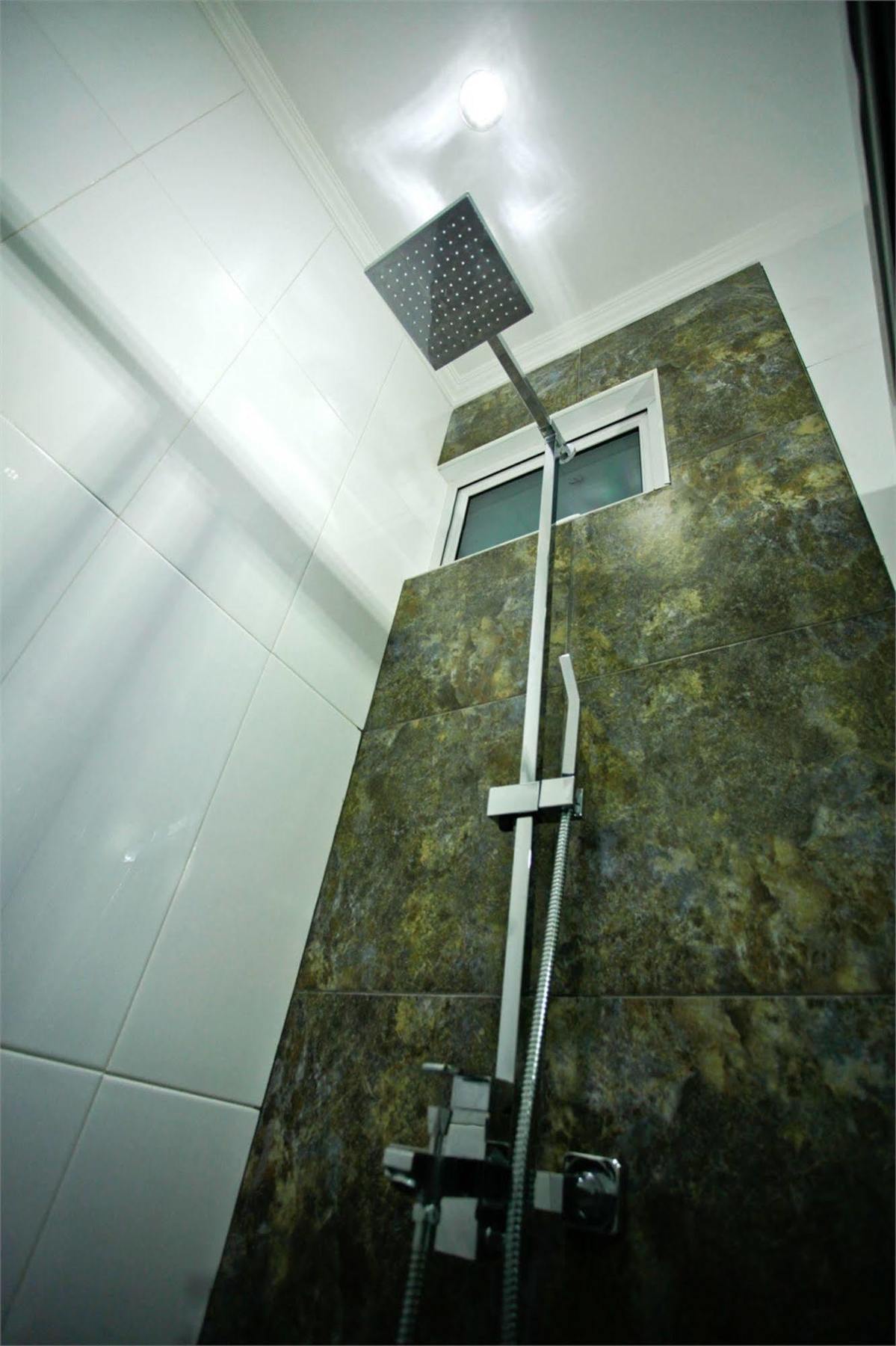 Hotel Travellers Nest 4*