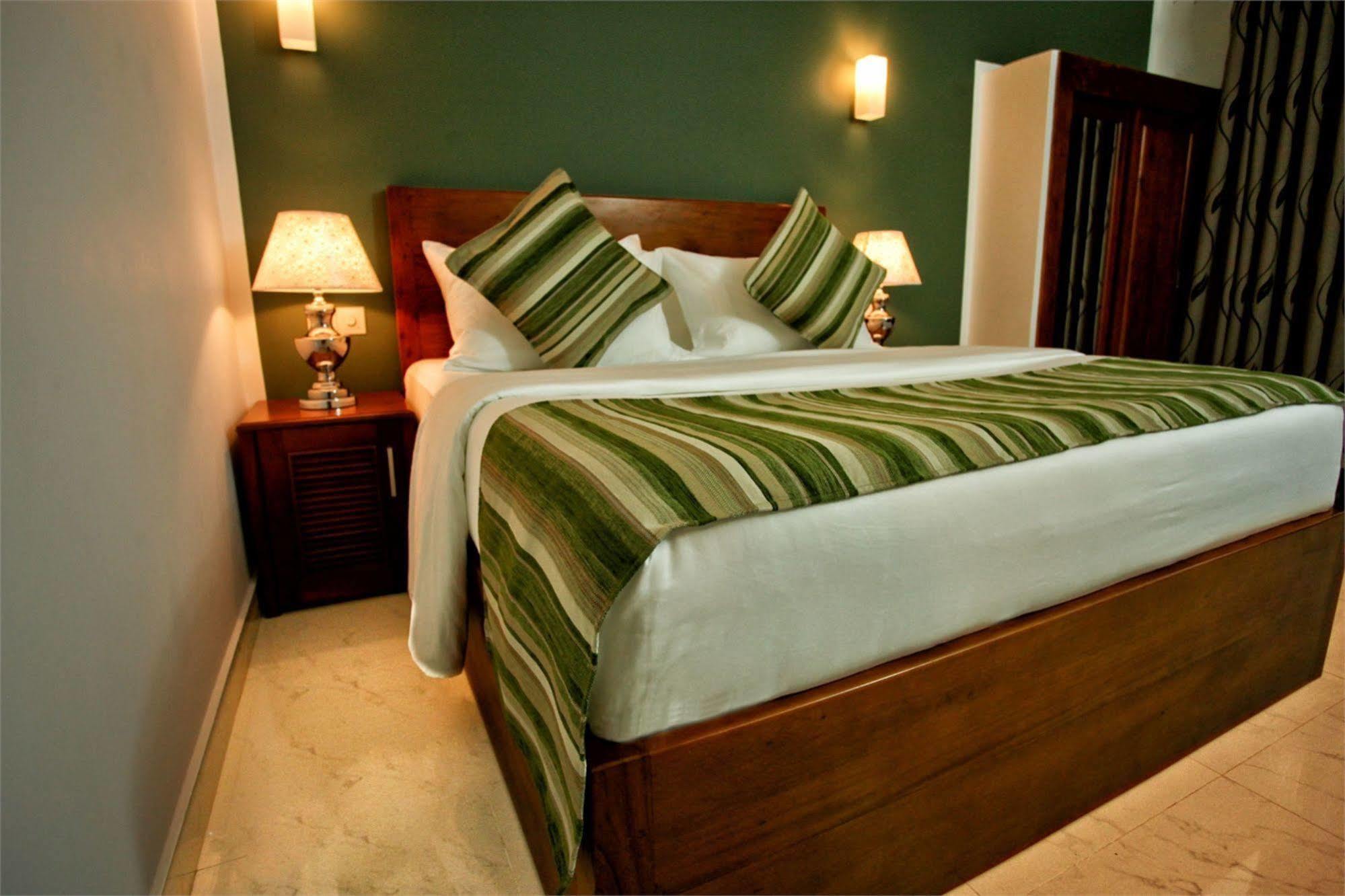 Hotel Travellers Nest 4*