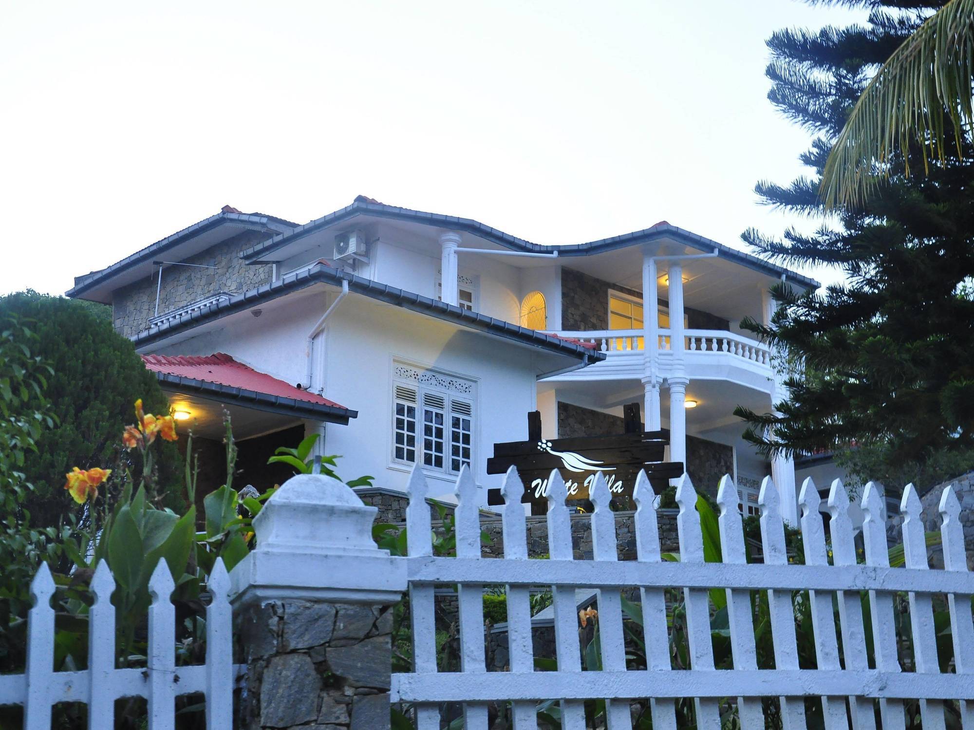 Oyo 386 White Tourist Guest Hotel 3*
