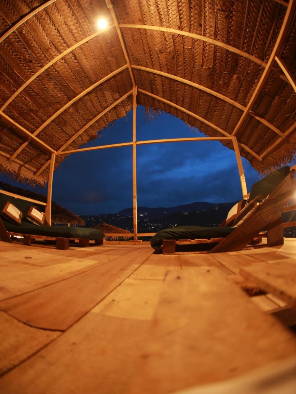Hostel Deck On The Hills