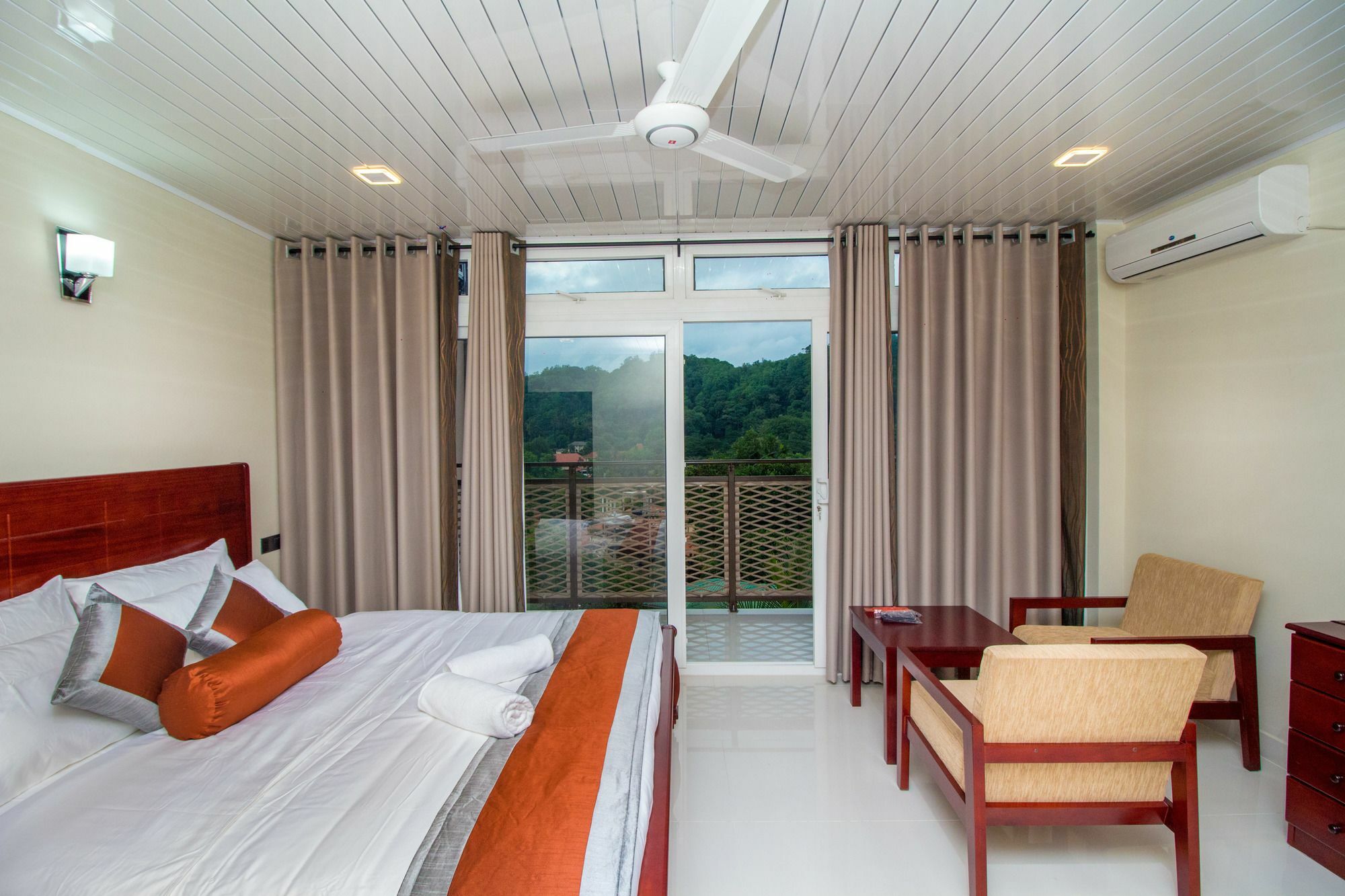 Janora Hills Hotel 3*