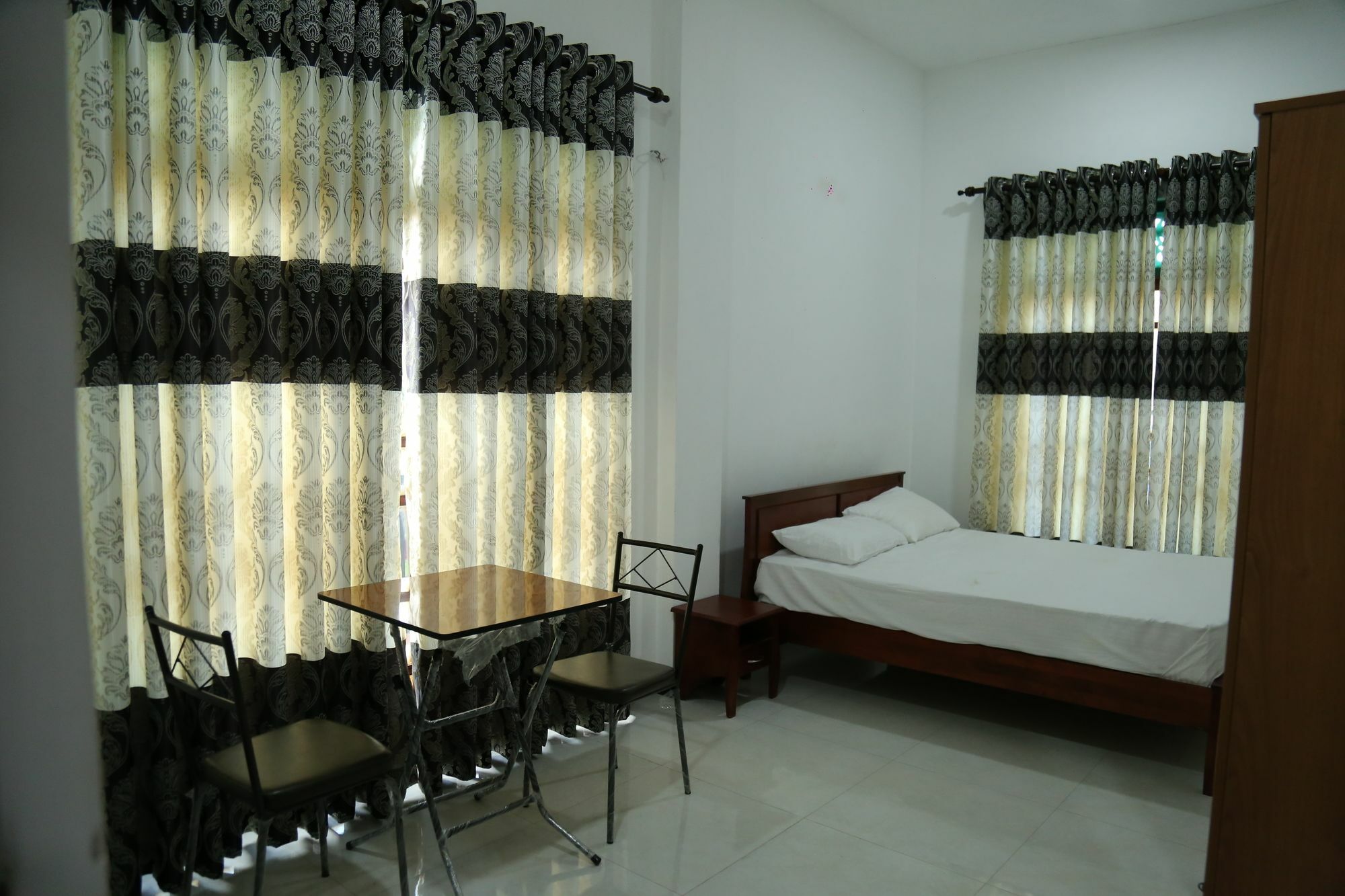 Hill Crescent 3*