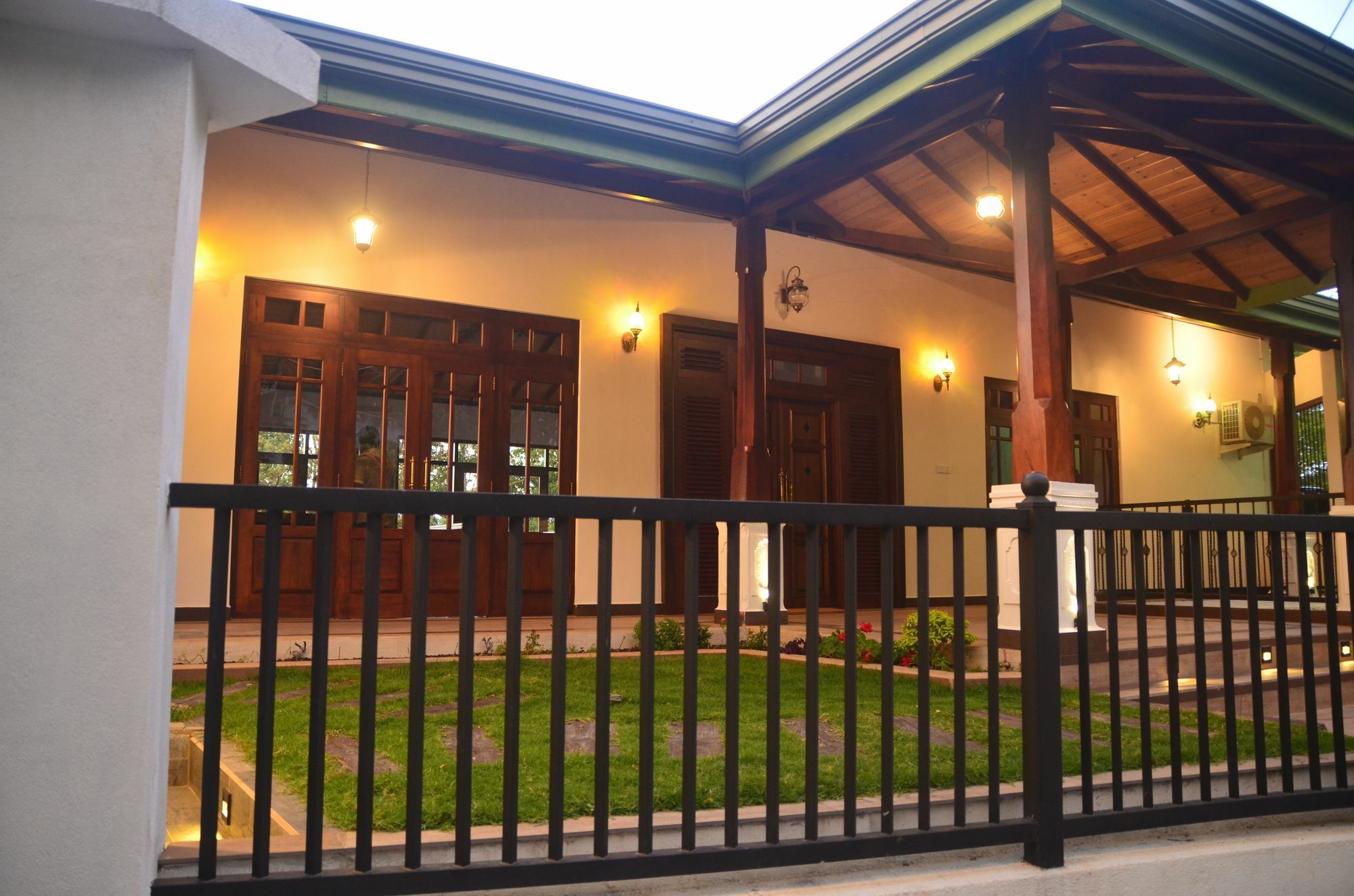 The Grand Hanthana Hotel