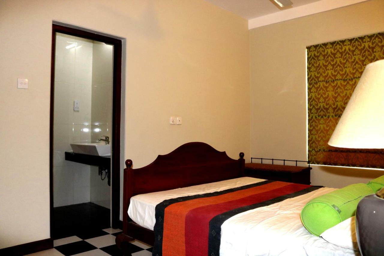 Earl's Red Hotel *