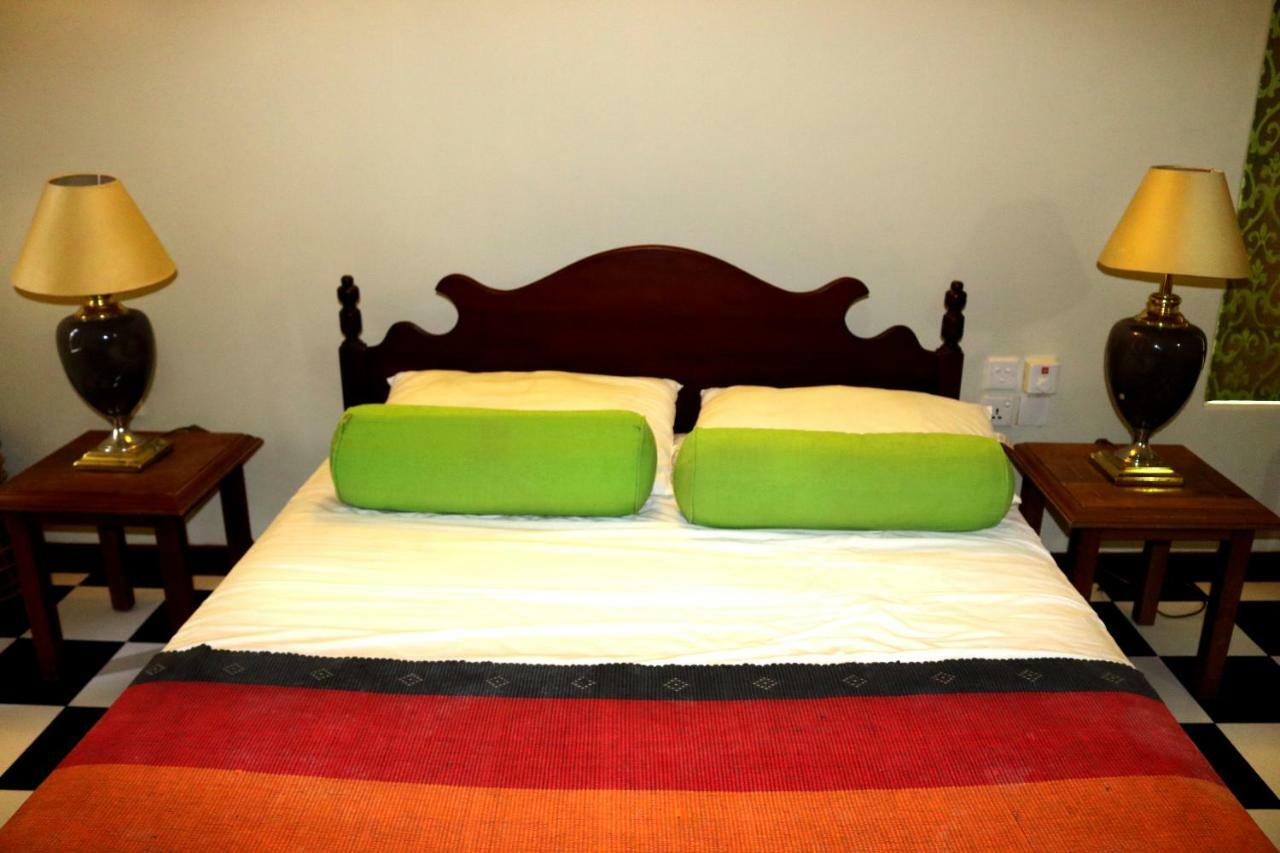 Earl's Red Hotel *