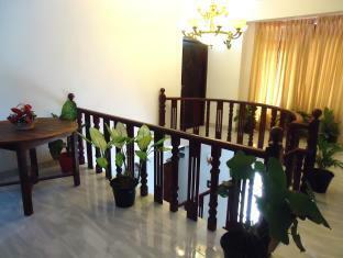 Oak Wood Hotel Kandy