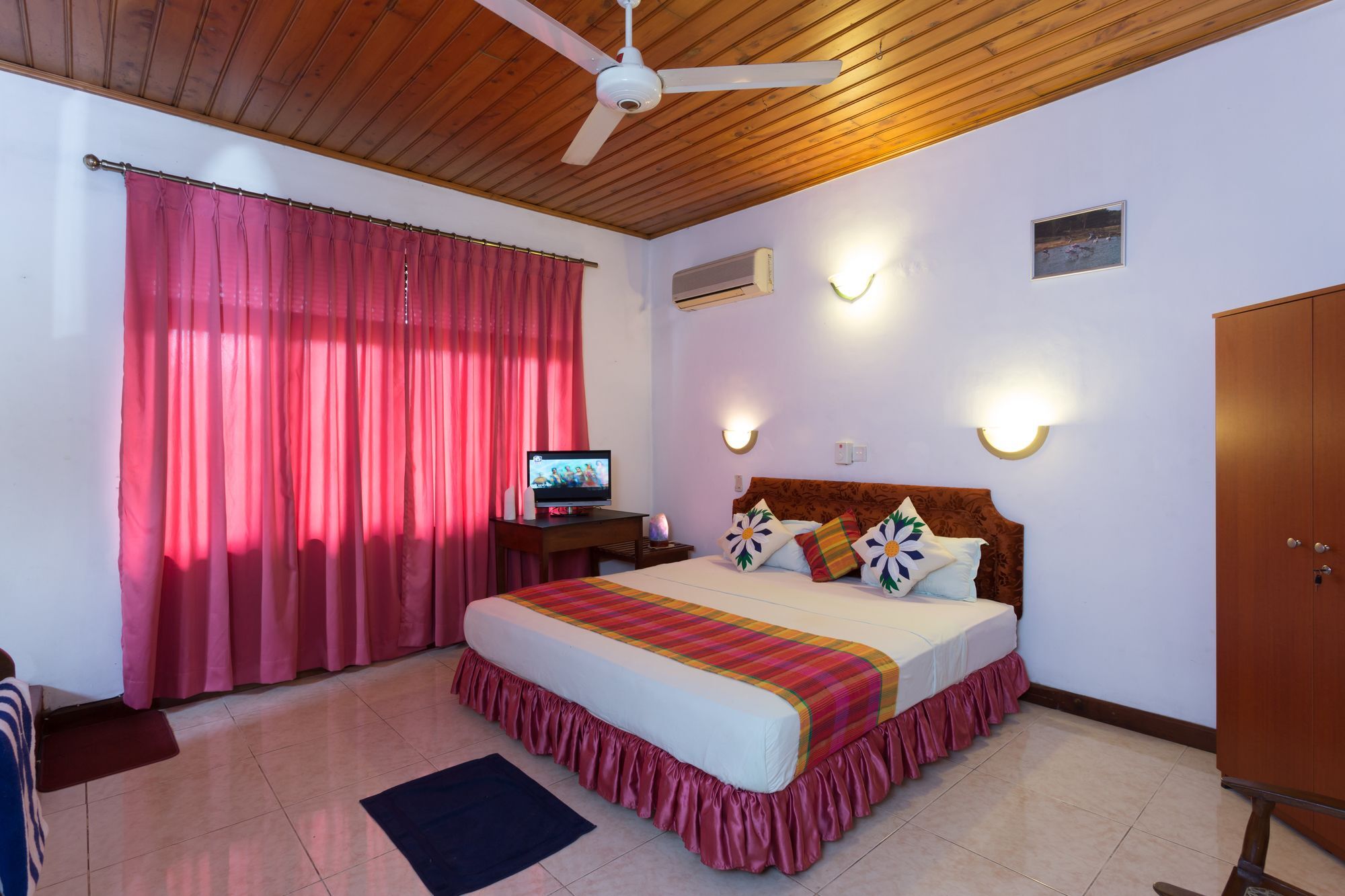 Tamarind Tree Hotel *