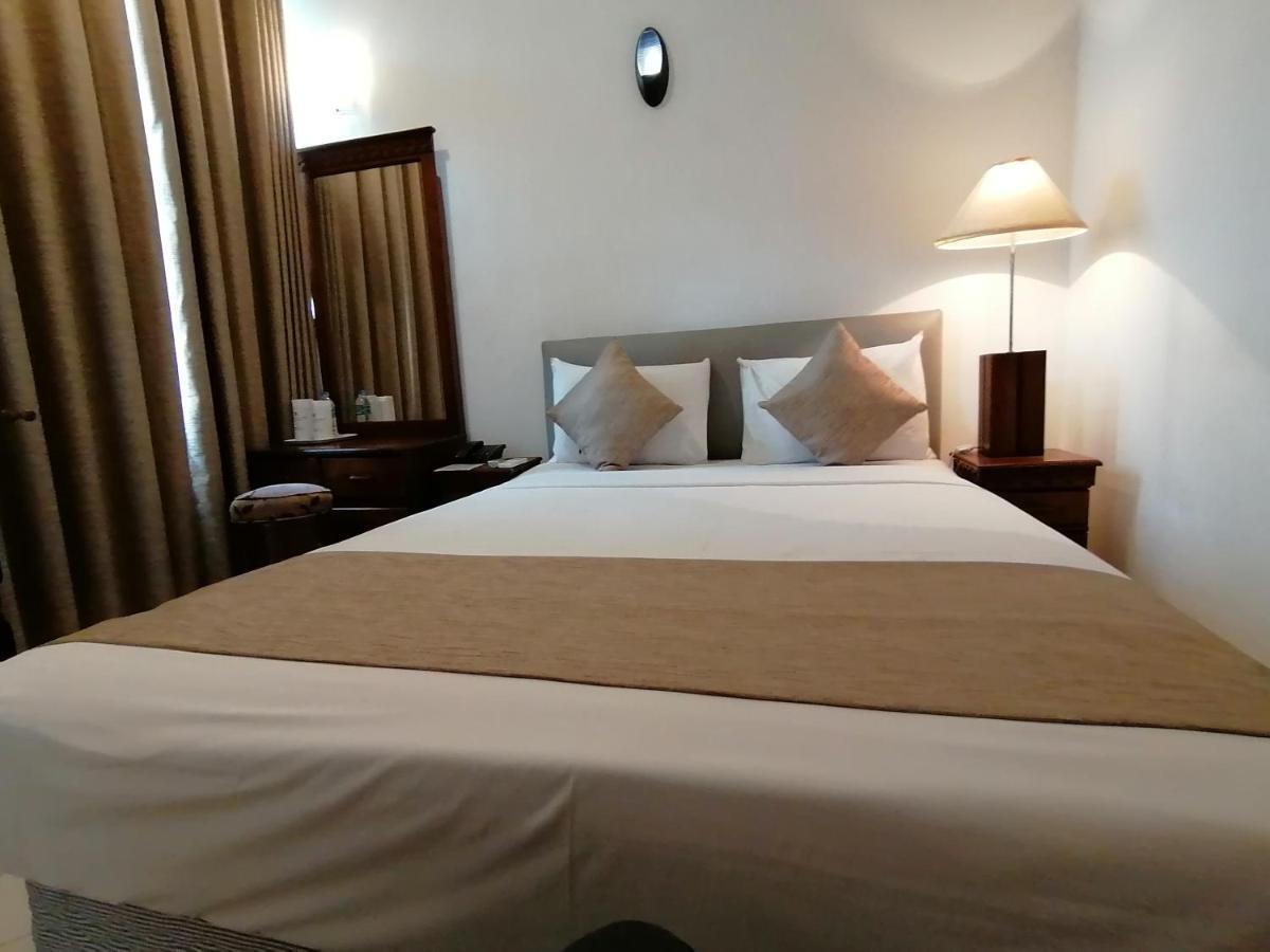 Hotel The Royal Mall Kandy