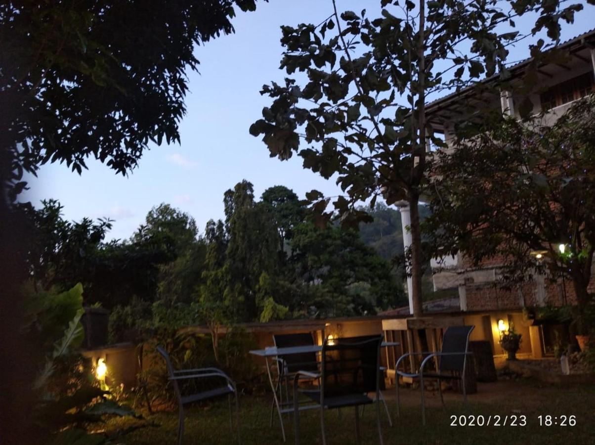 Don's Lounge & 3* Kandy