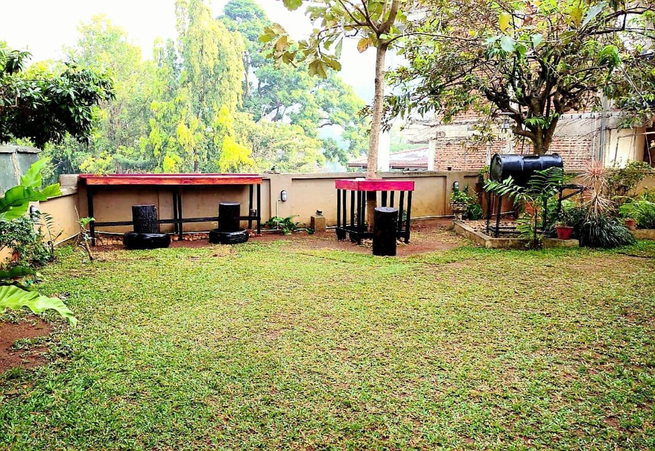 Don's Lounge & Guest house