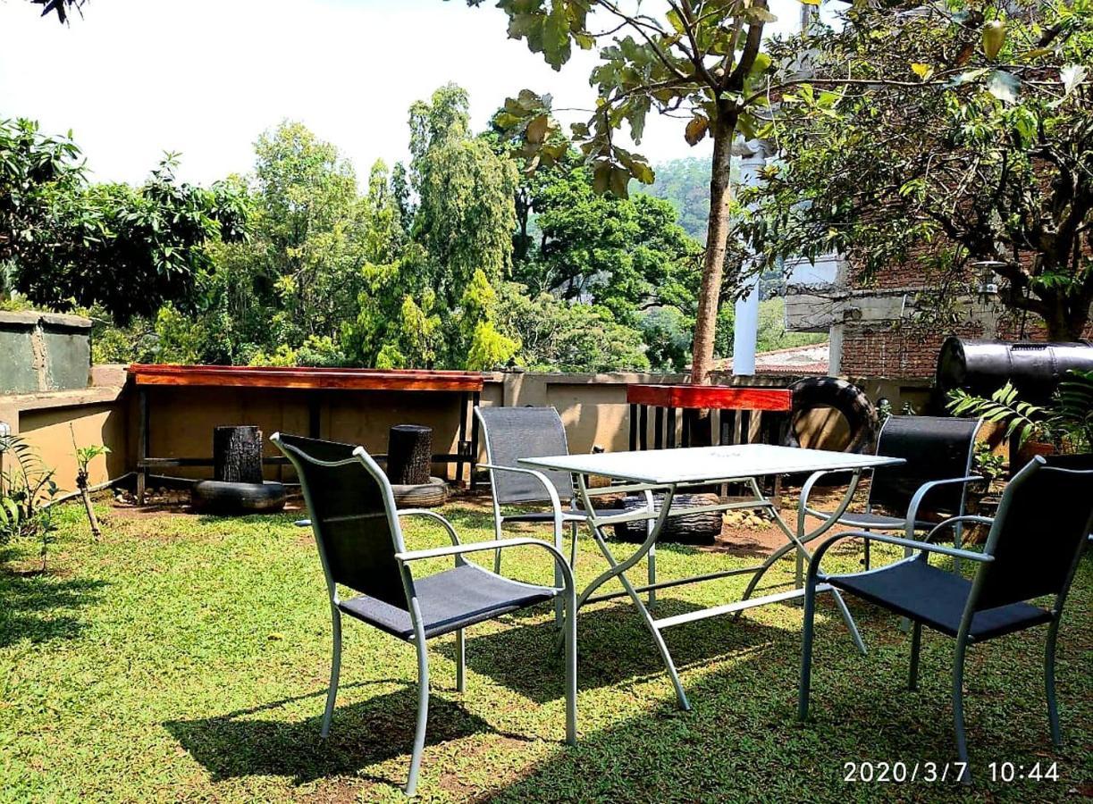 Don's Lounge & Guest house