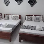 Zuni\'S Home Stay