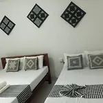 Zuni\'S Home Stay