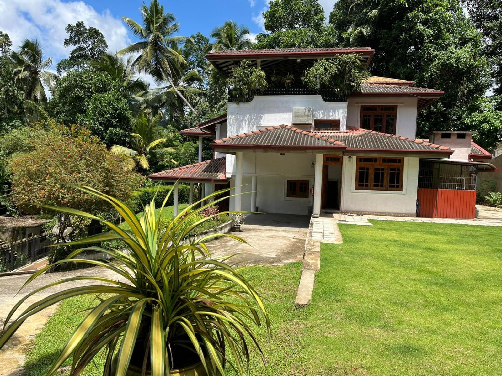 Hotel Heaven Palace Kandy