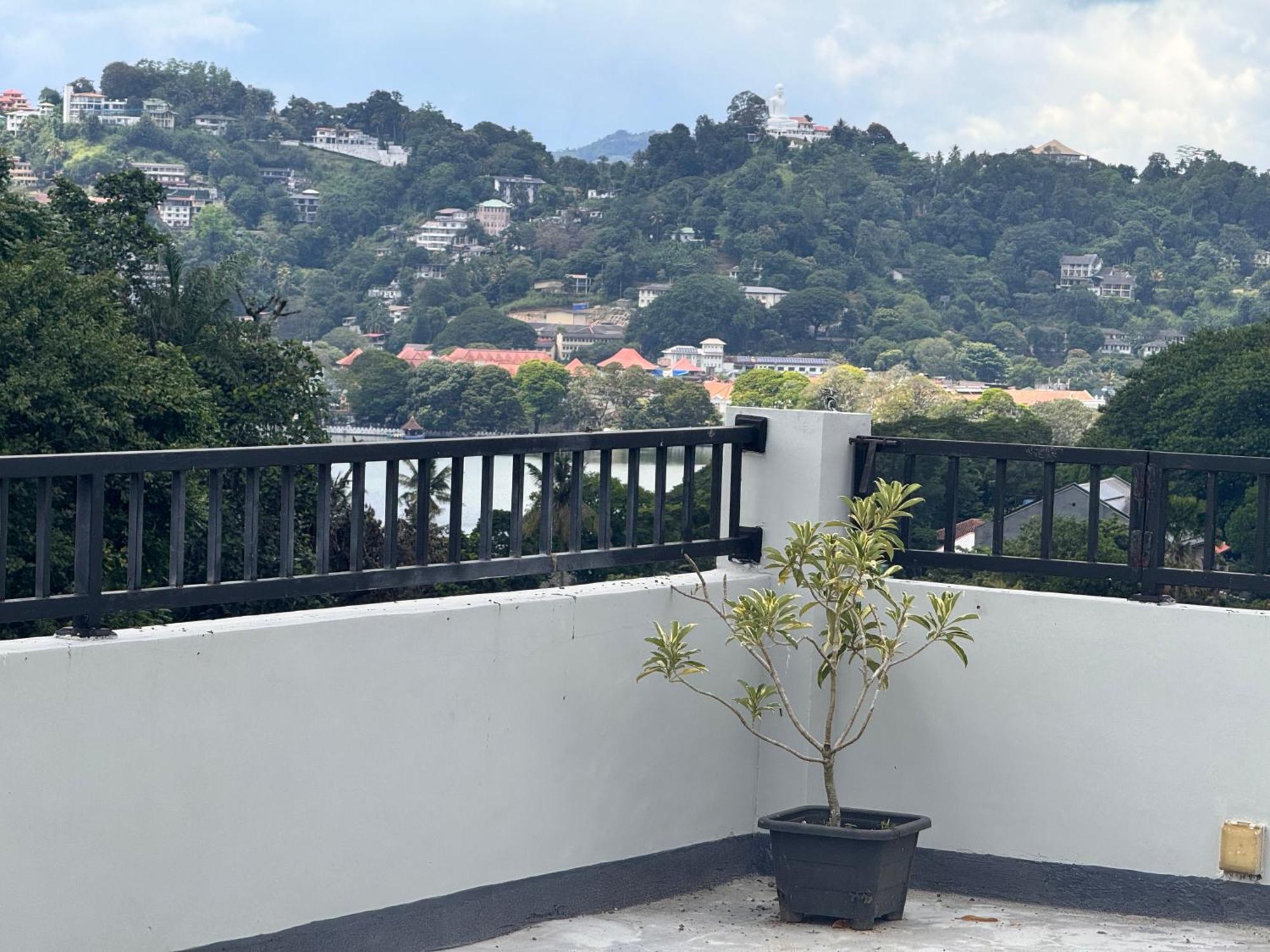 Misty Hills Lakeview Lounge Lodge Kandy