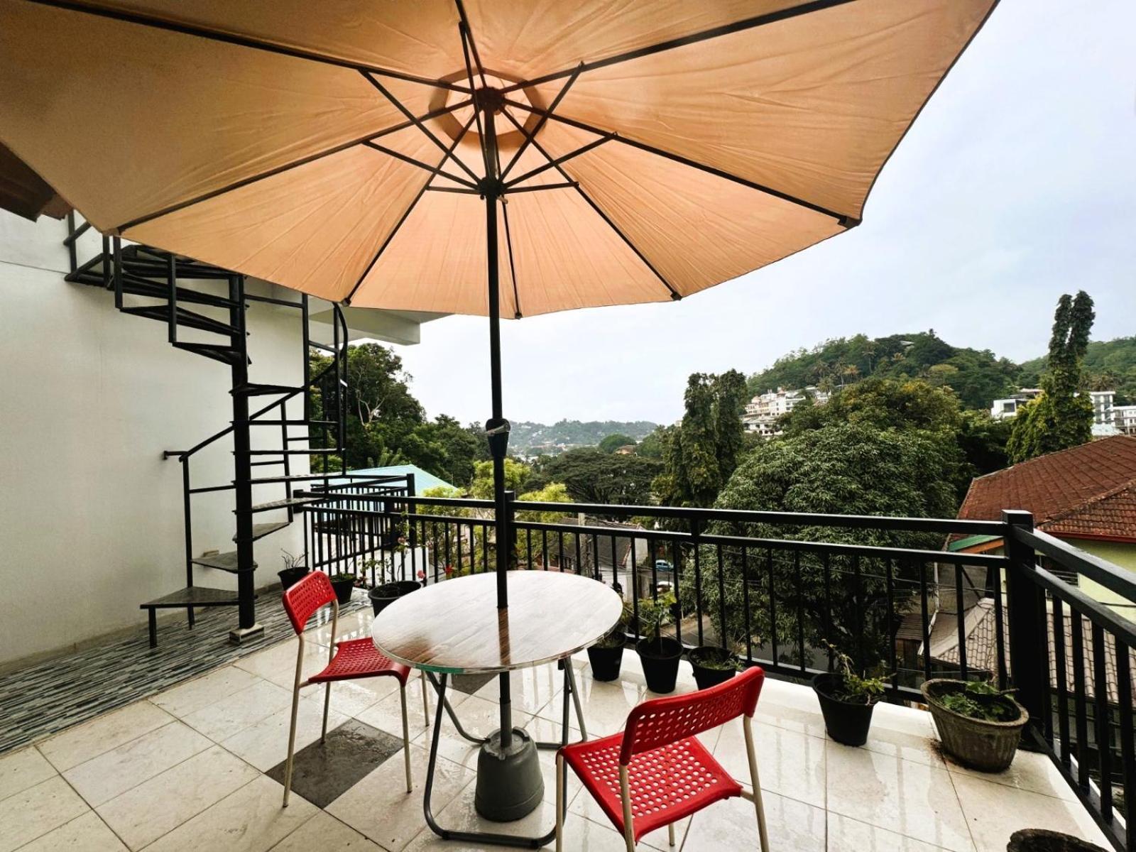 Misty Hills Lakeview Lounge Lodge