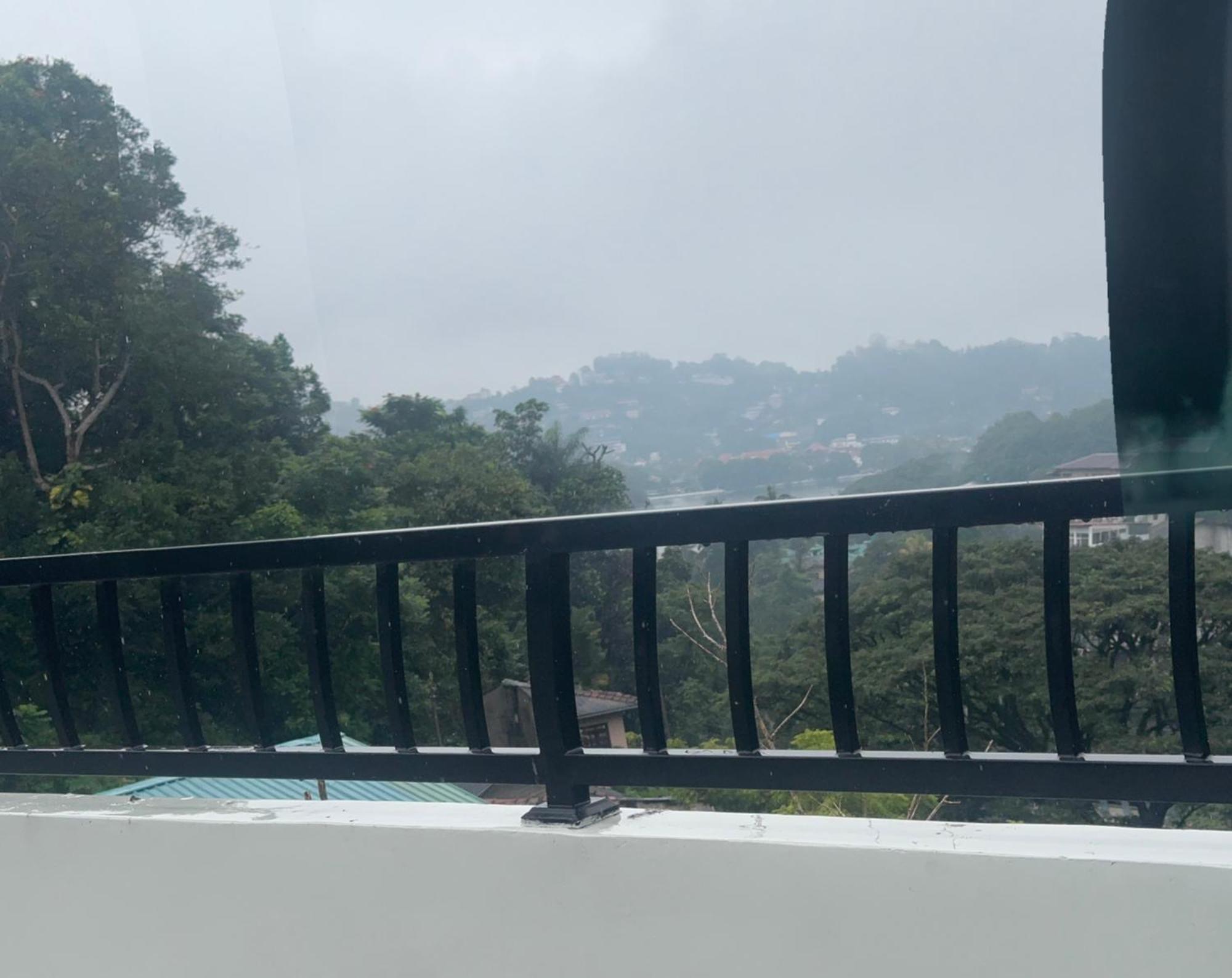 Misty Hills Lakeview Lounge Lodge