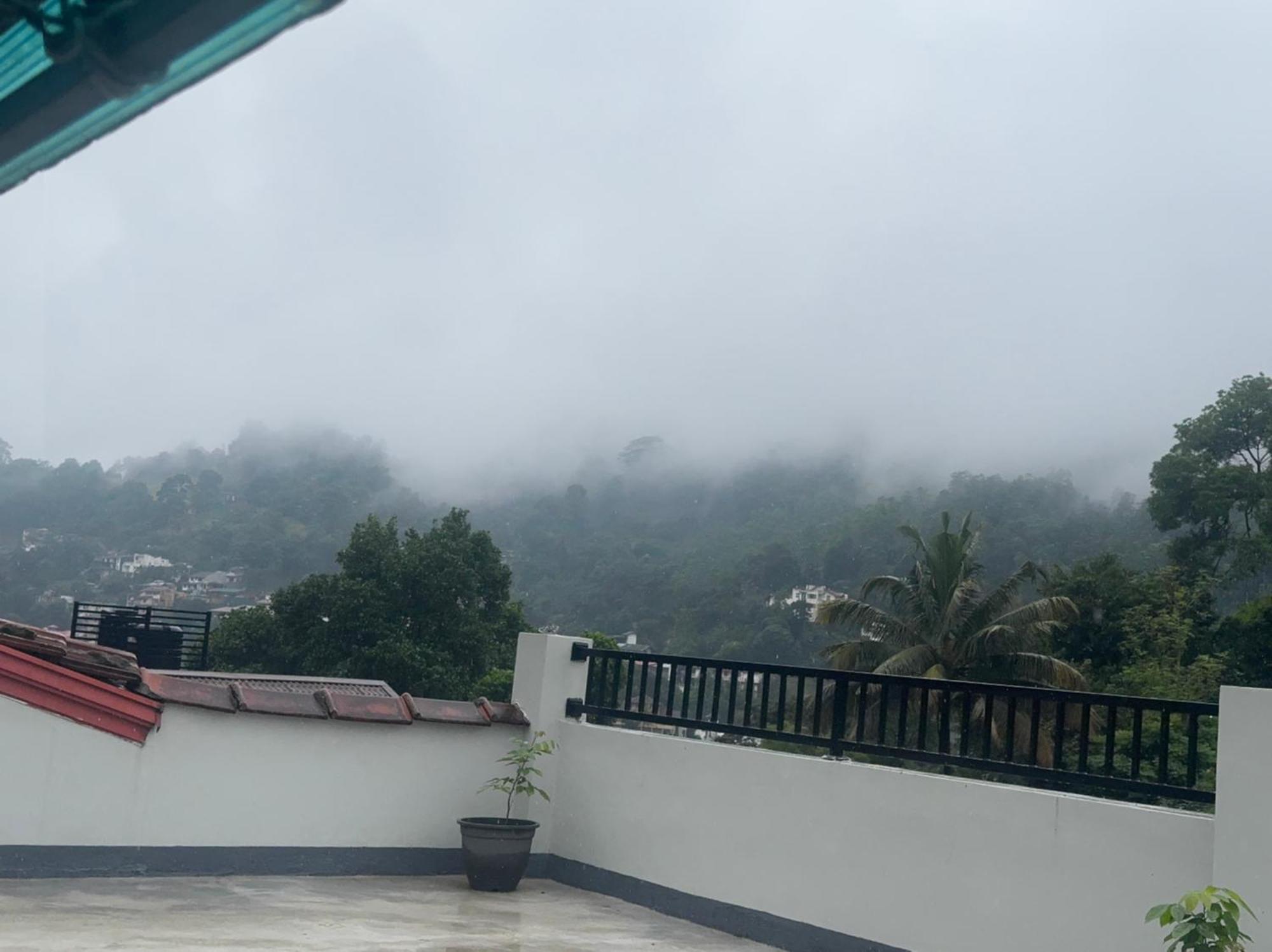 Misty Hills Lakeview Lounge * Kandy