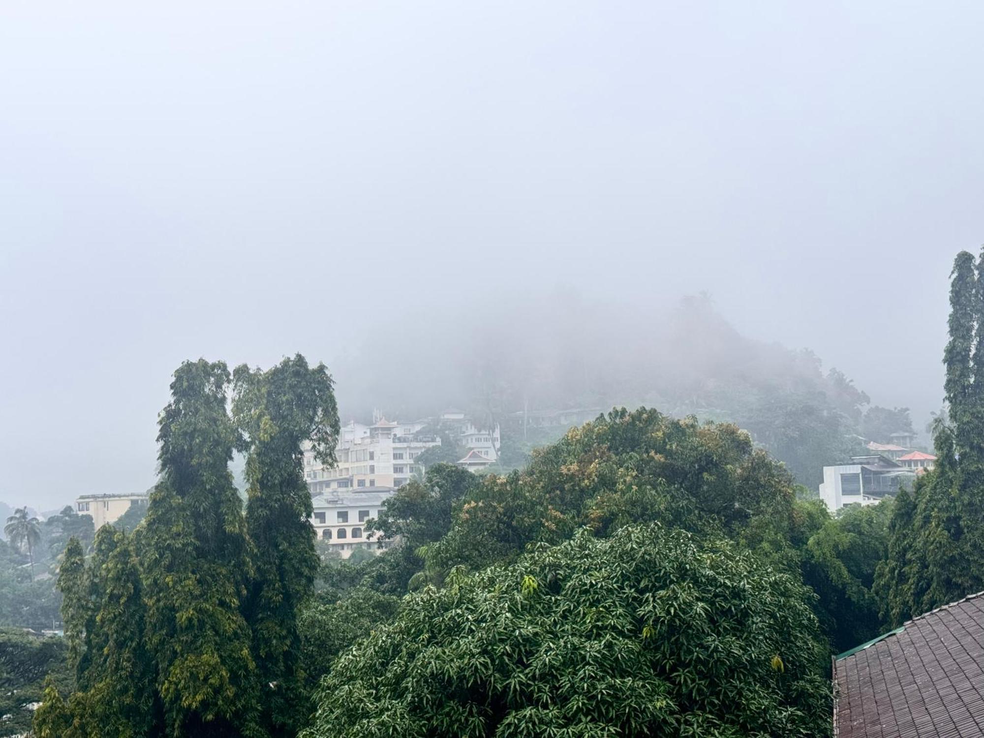 Misty Hills Lakeview Lounge Lodge Kandy