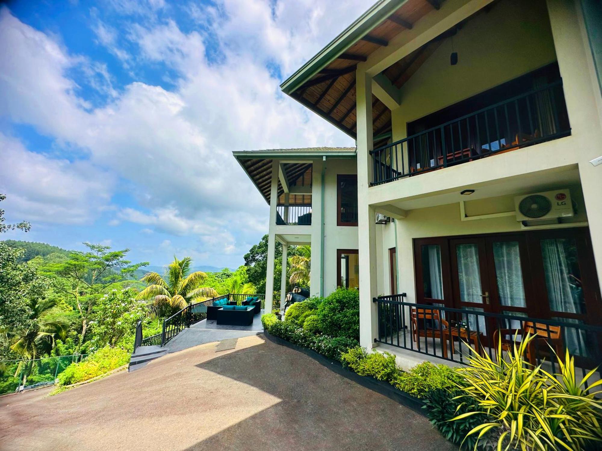 Grand Hills Hotel 4*