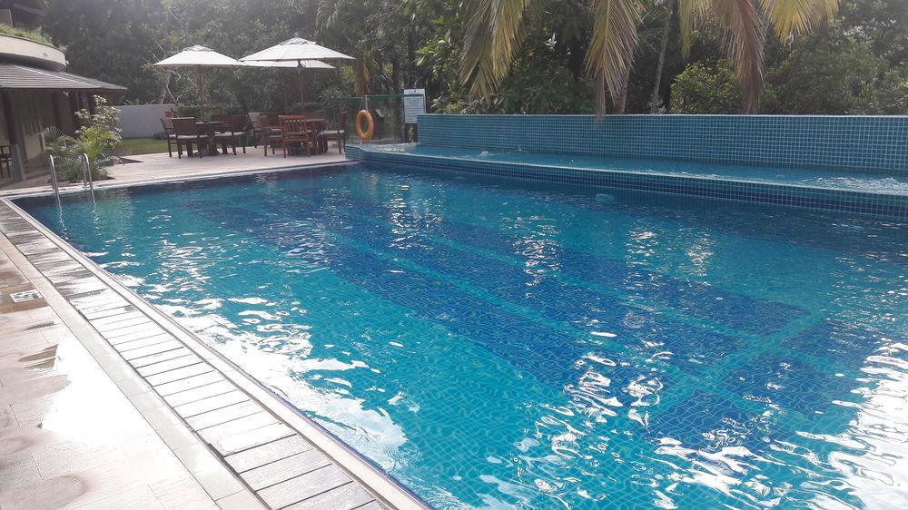 Earl's Regent Hotel 4*