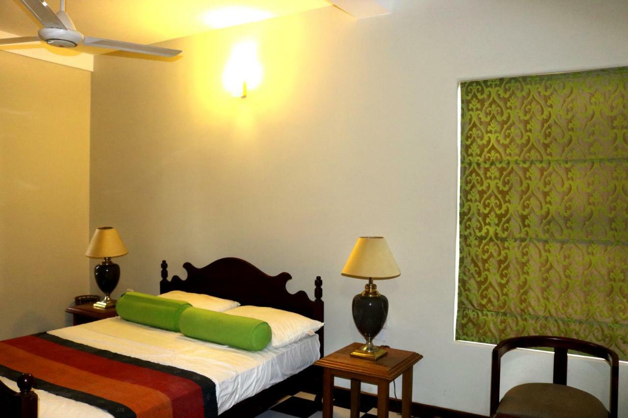 Earl's Red Hotel Kandy