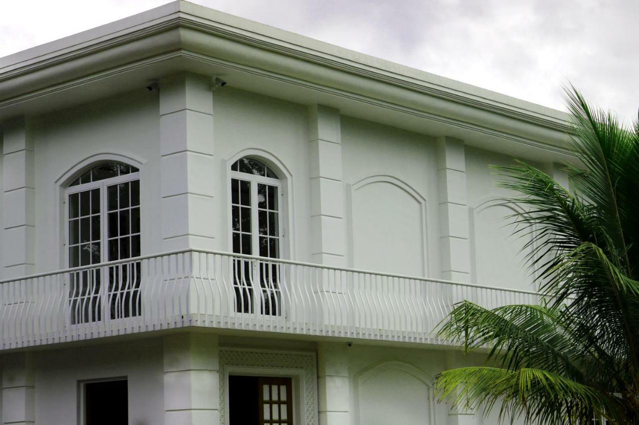 Earl's Red Hotel Kandy